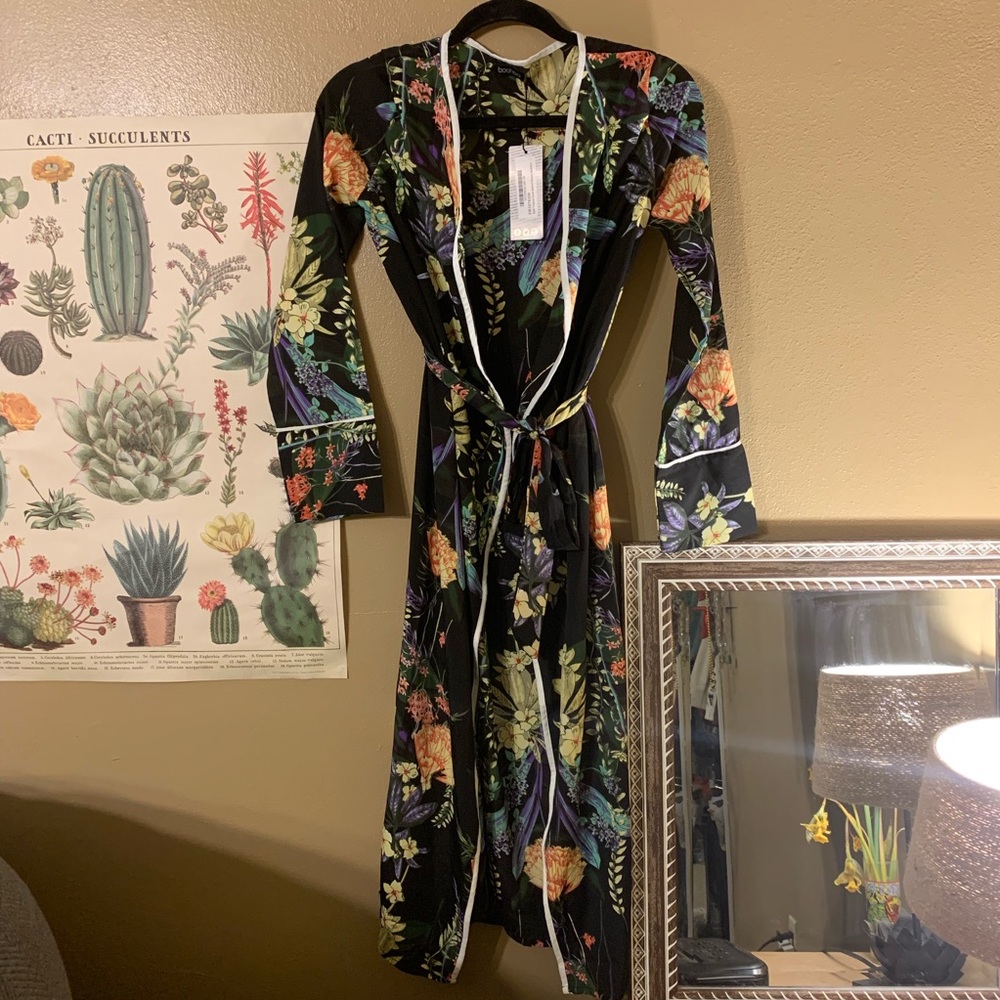 PRETTY NWT Boohoo tropical kimono